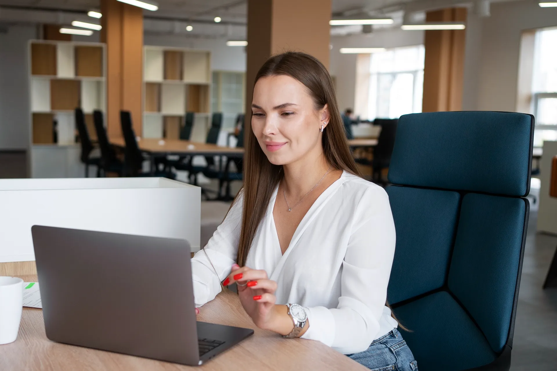 Colaboradora usando o WiseDesk