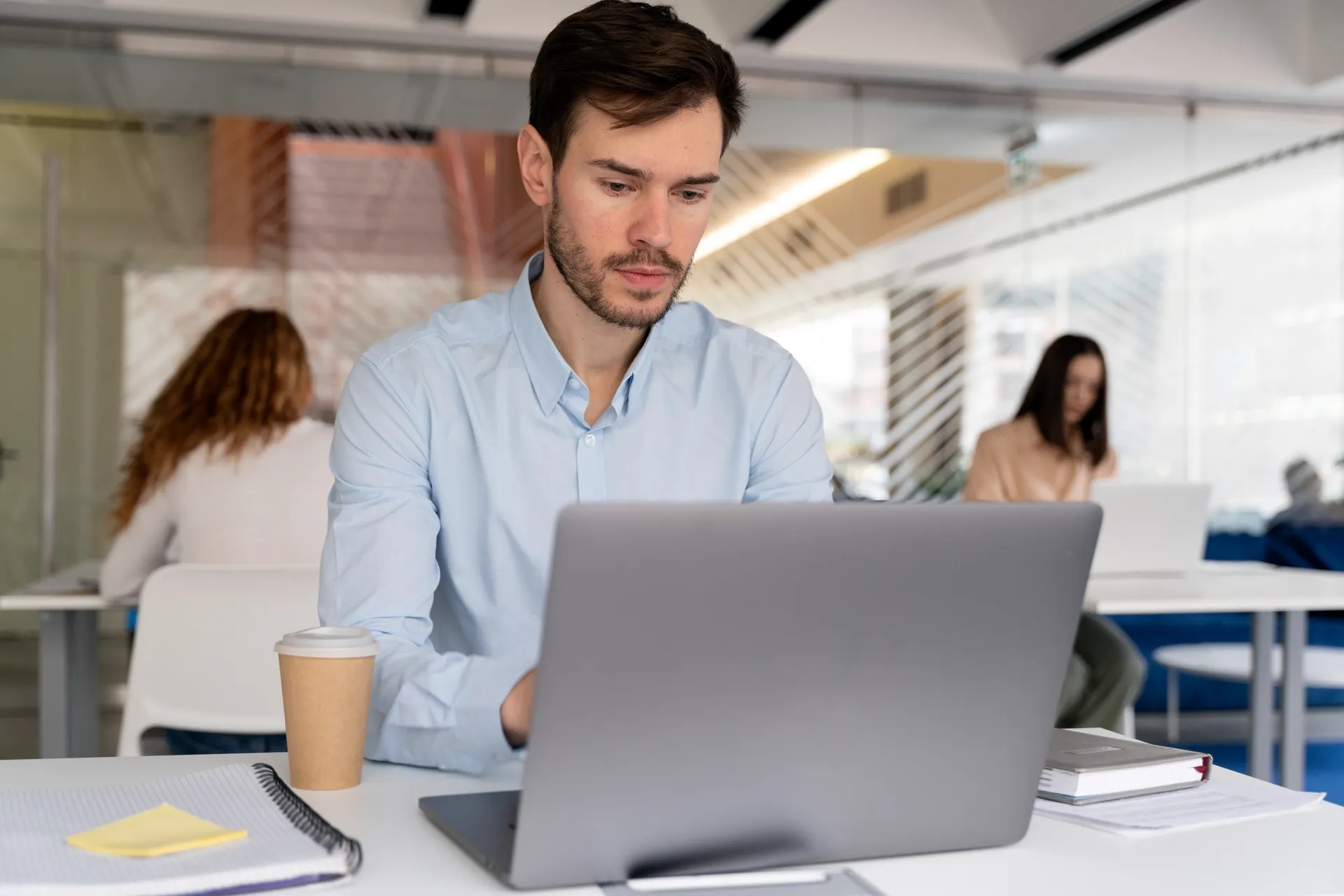 Colaborador usando o notebook no escritório