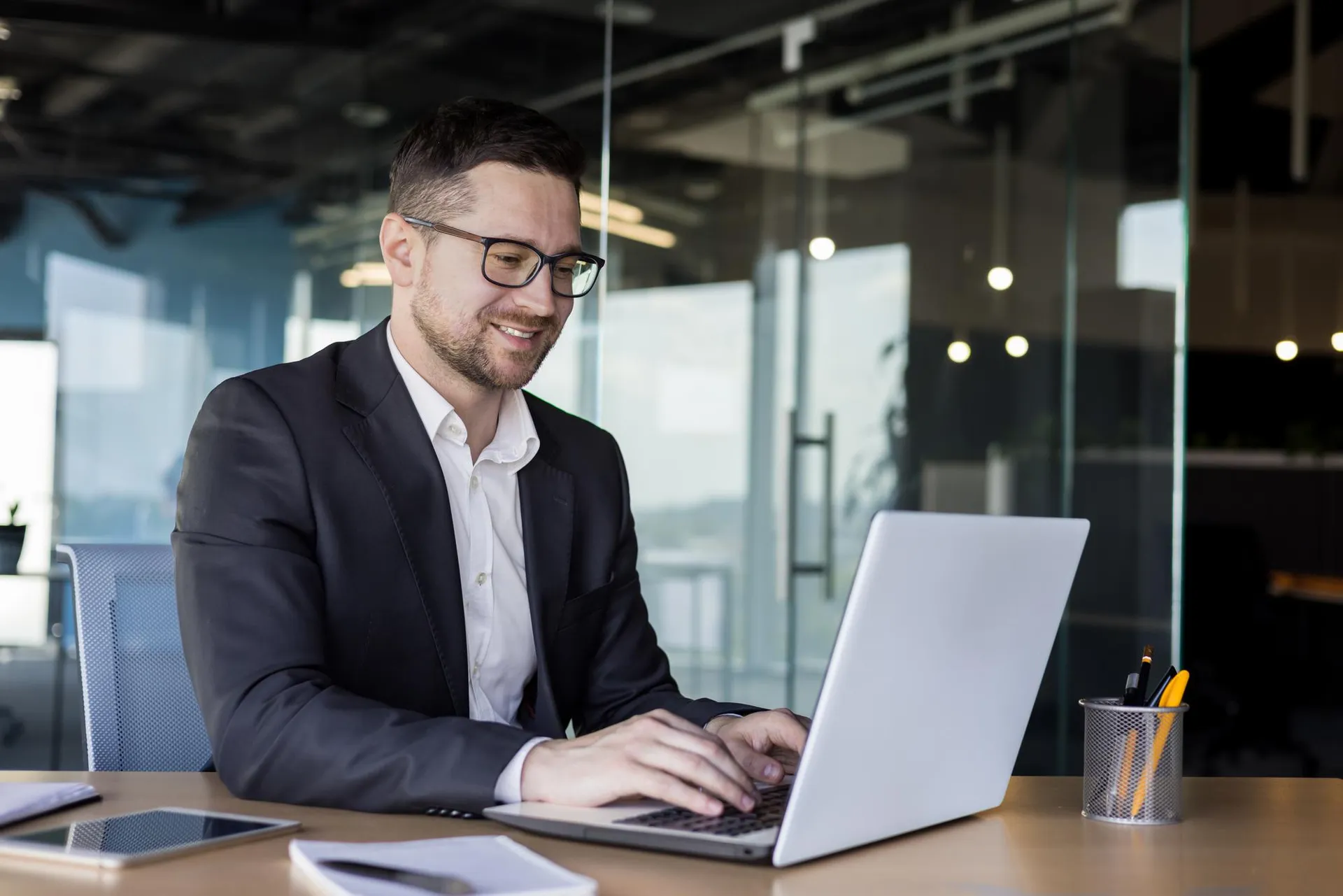 CFO analisando dados no notebook
