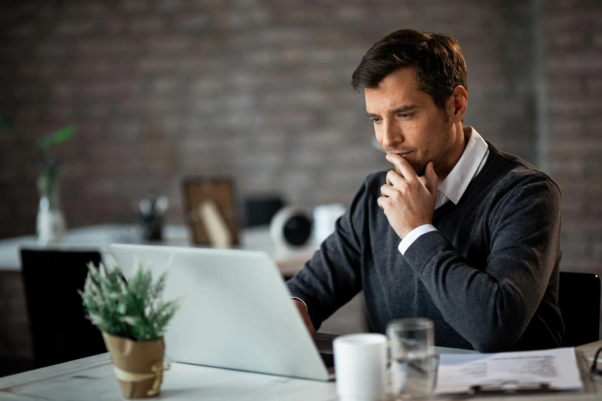CFO analisando custos do escritório