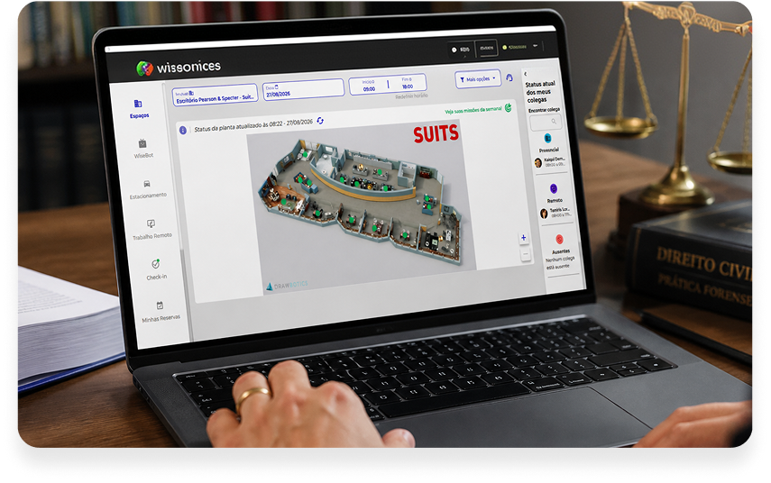 Plataforma WiseOffices em um notebook sobre a mesa de um escritório de advocacia
