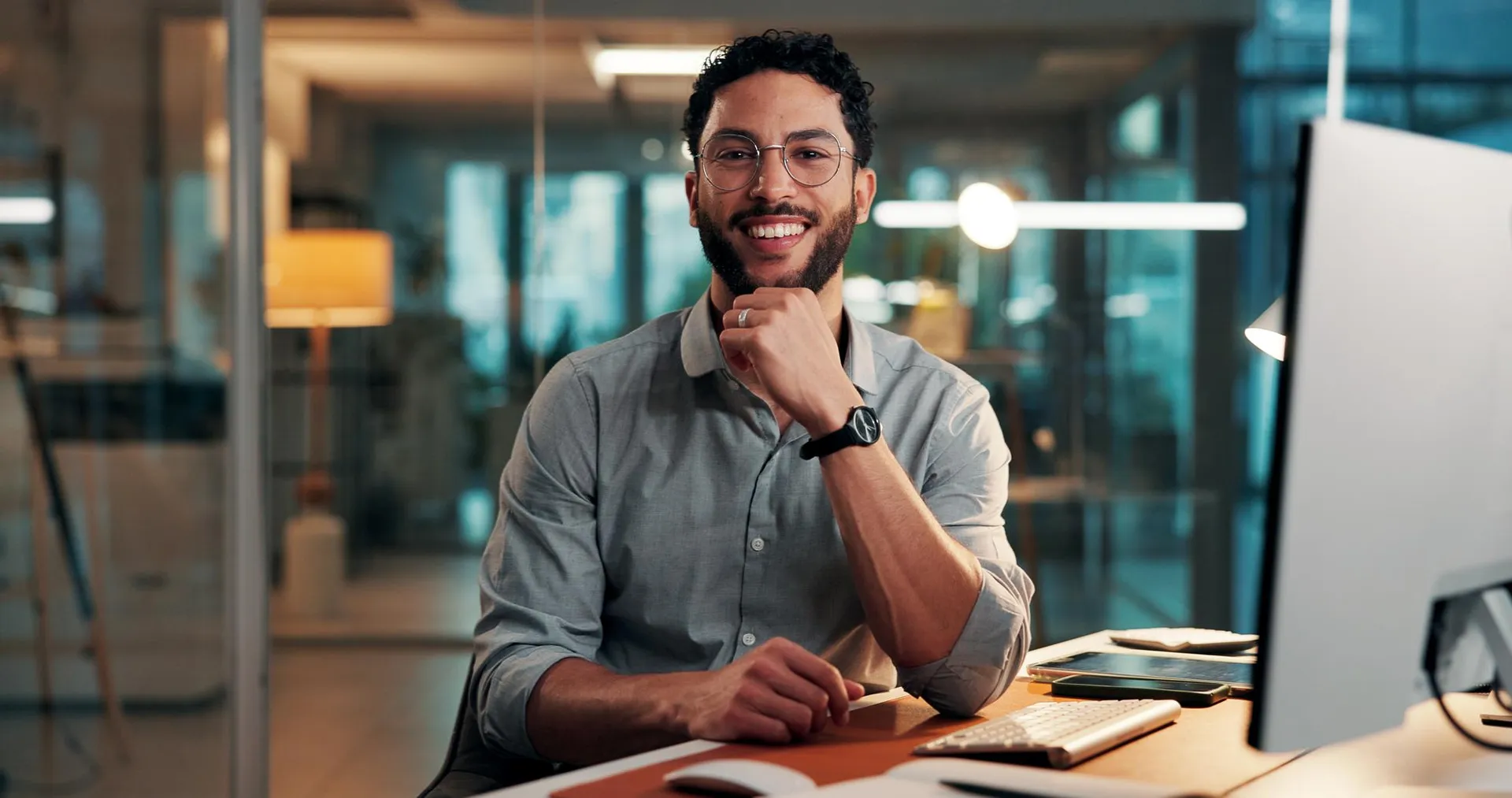Colaborador sorrindo no escritório