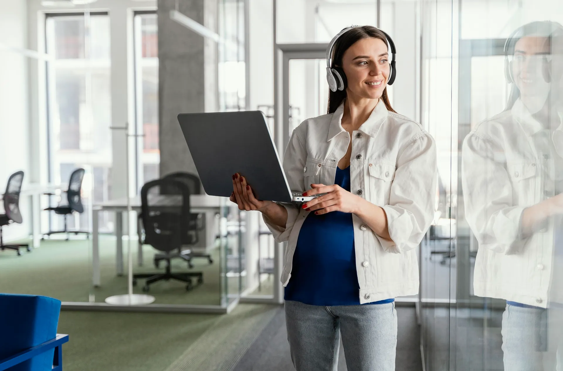 Colaboradora com headset usando notebook
