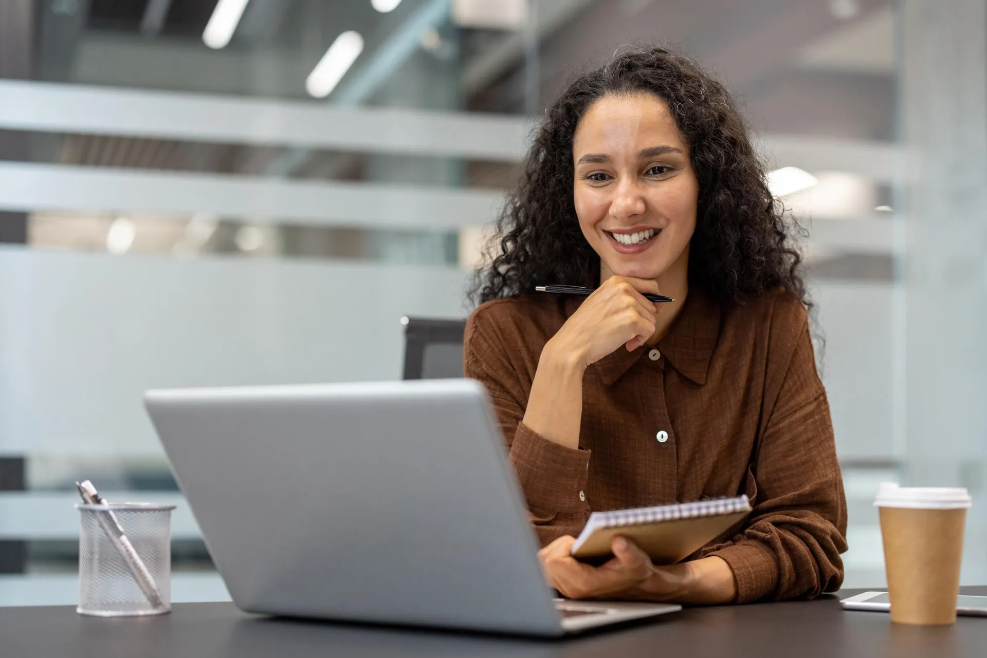 Colaboradora reservando posição no WiseDesk