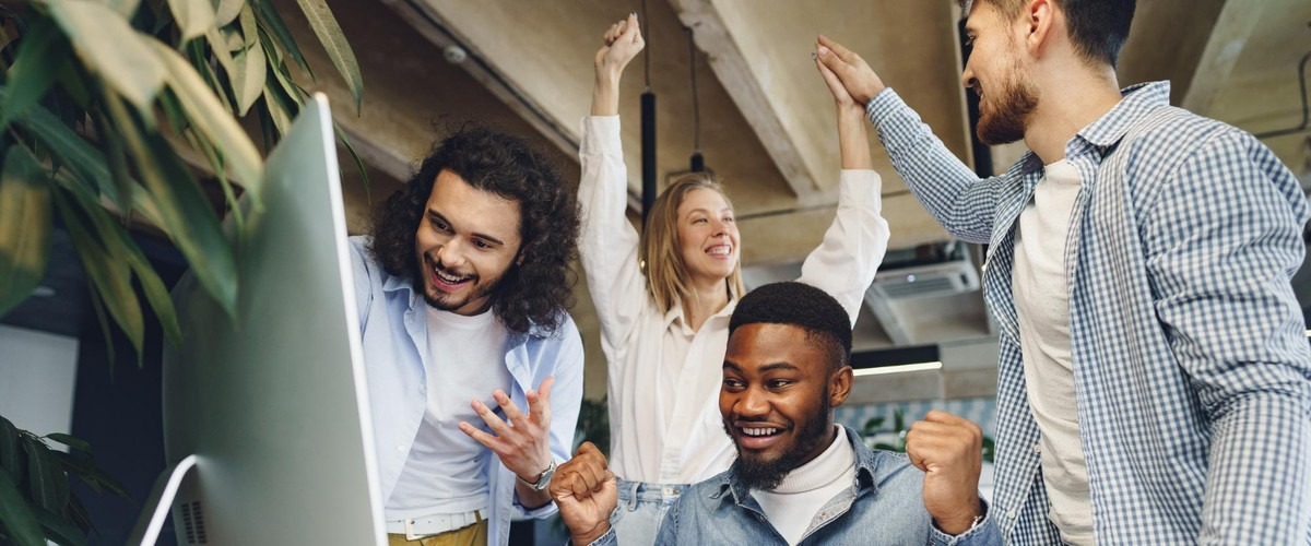 Equipe de negócios feliz e comemorando vitória corporativa