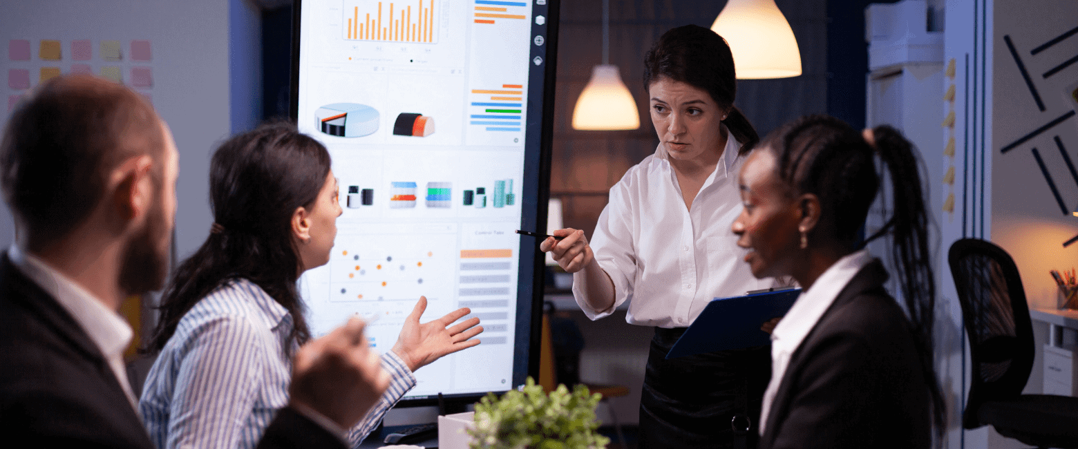 grupo de pessoas em uma empresa apresetando sobre investimento em tecnologias de facilities