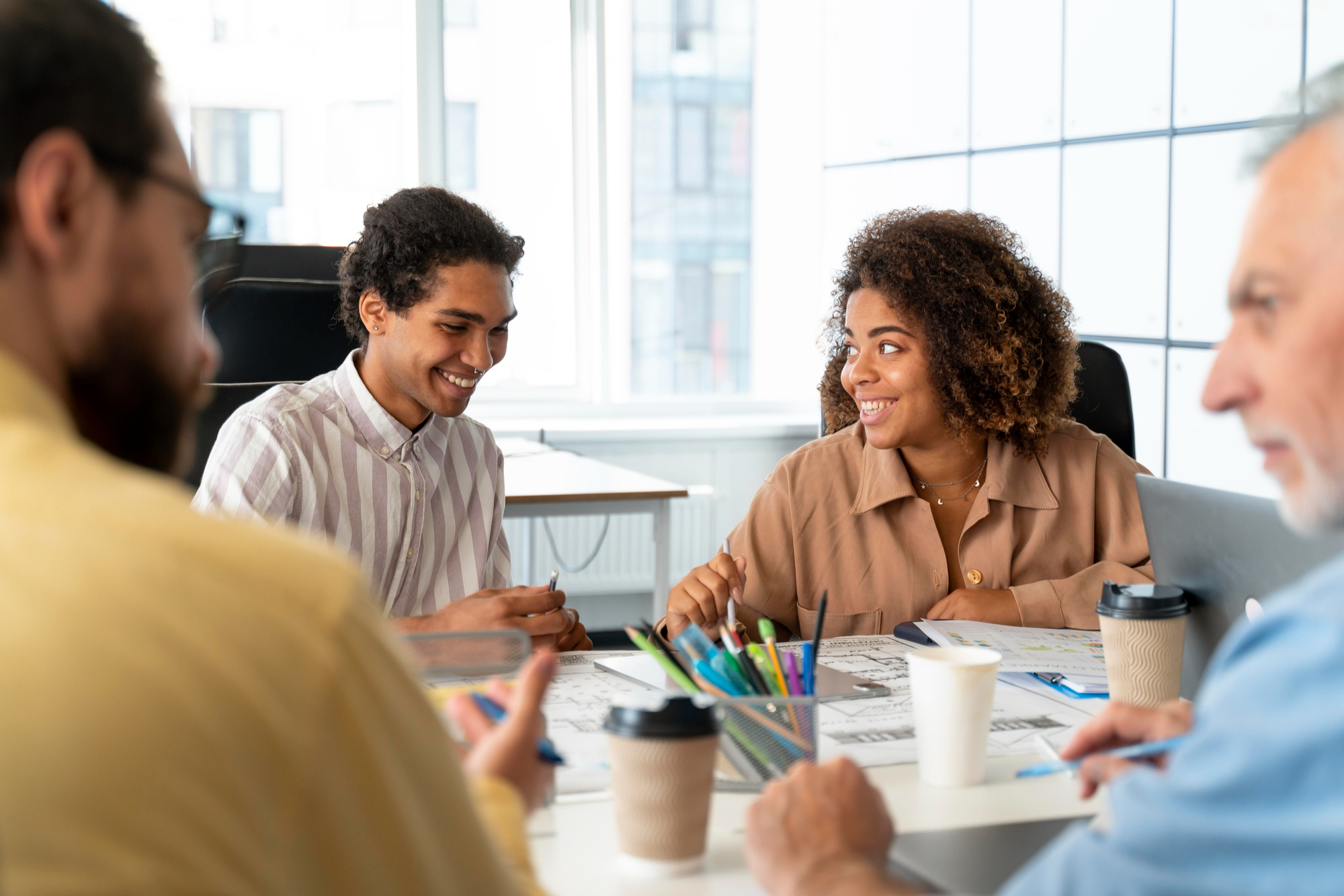 Colaboração no workplace com equipe interagindo no escritório.