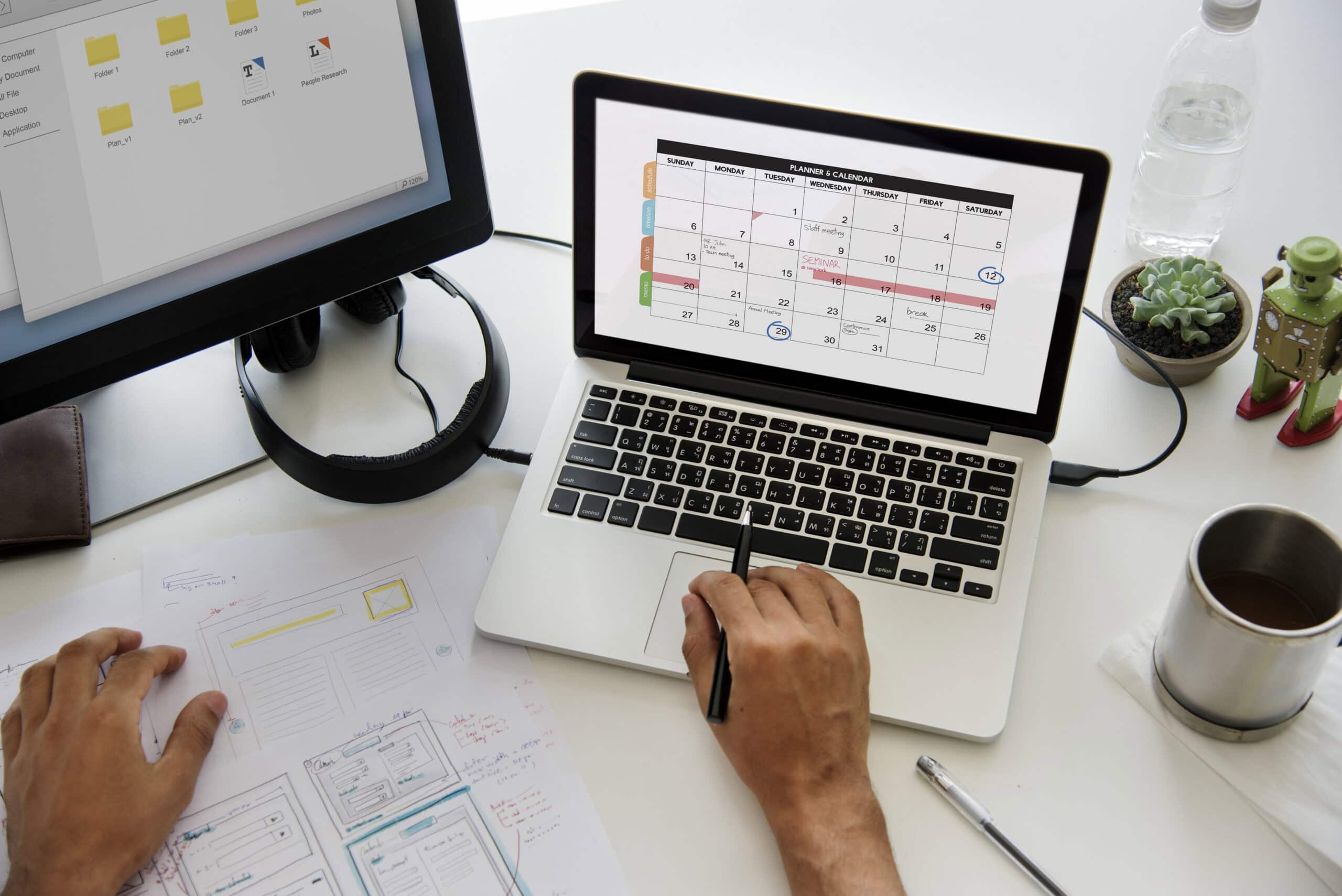Pessoa usando um notebook com agenda aberta na tela, representando a integração com calendário para organizar reuniões, reservas de espaços e compromissos corporativos de forma mais prática e centralizada.